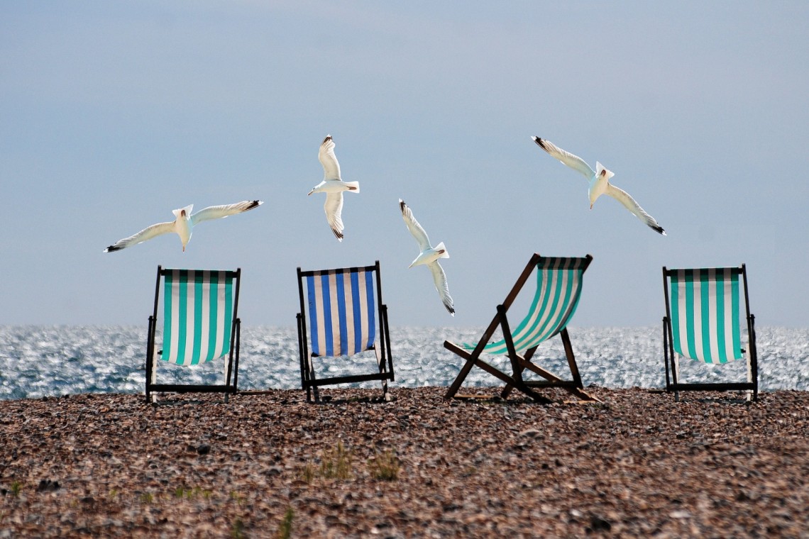 Corona-Sommer: Leere Liegen und keine Menschen an einem Strand