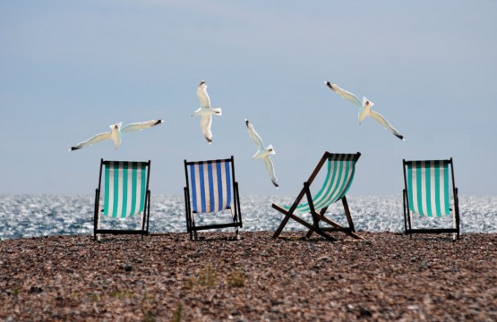 Corona-Sommer: Leere Liegen und keine Menschen an einem Strand