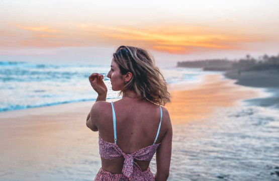 Angelina Hasche am Strand von Bali