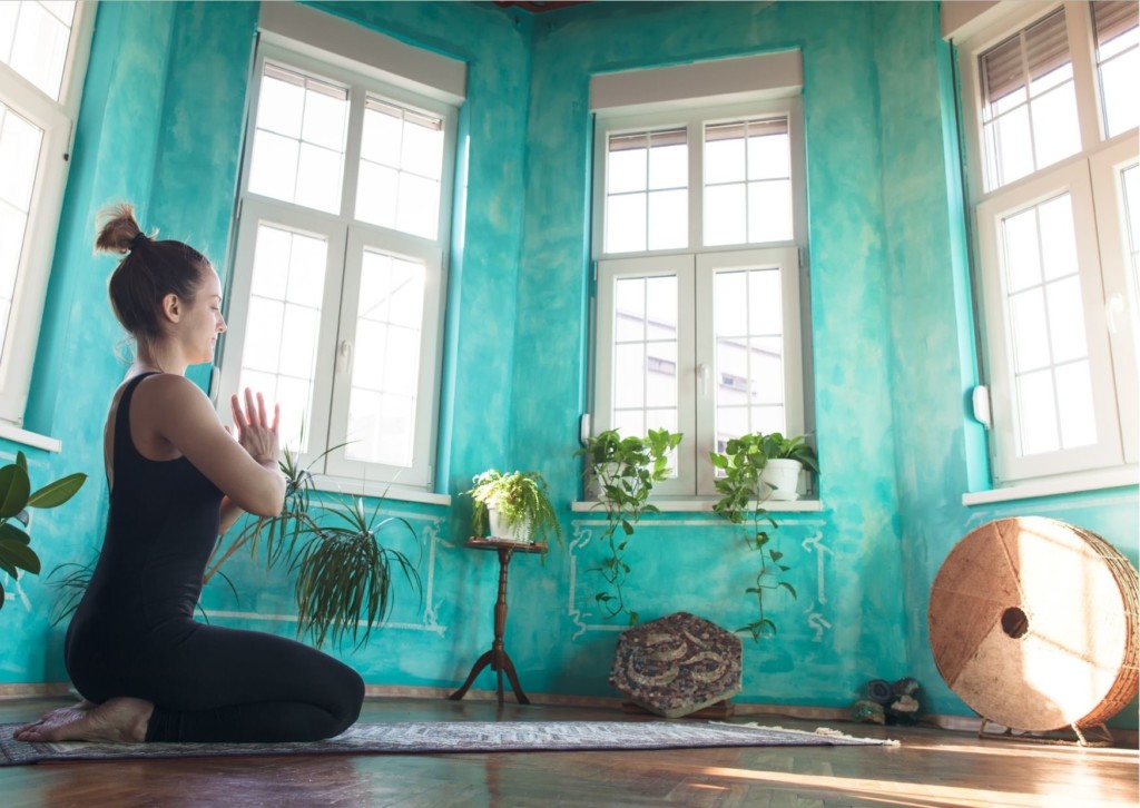 morgenroutine frau meditation yoga