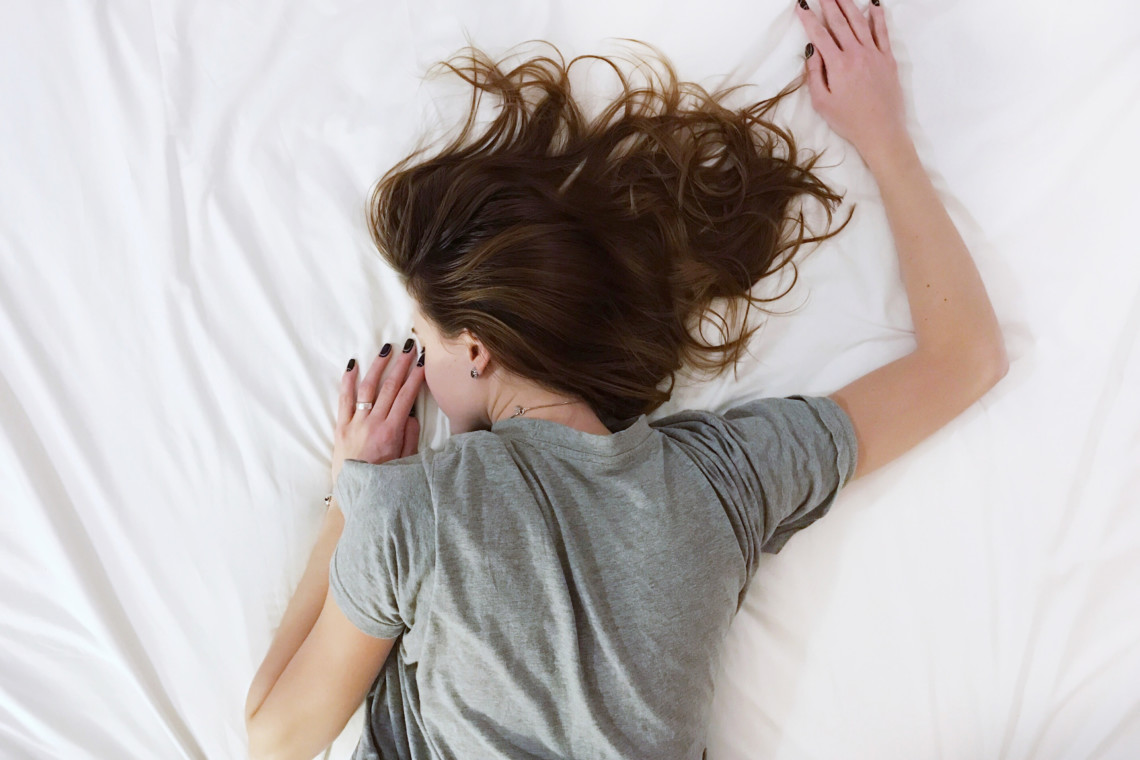 Schlaflosigkeit Frau liegt im Bett