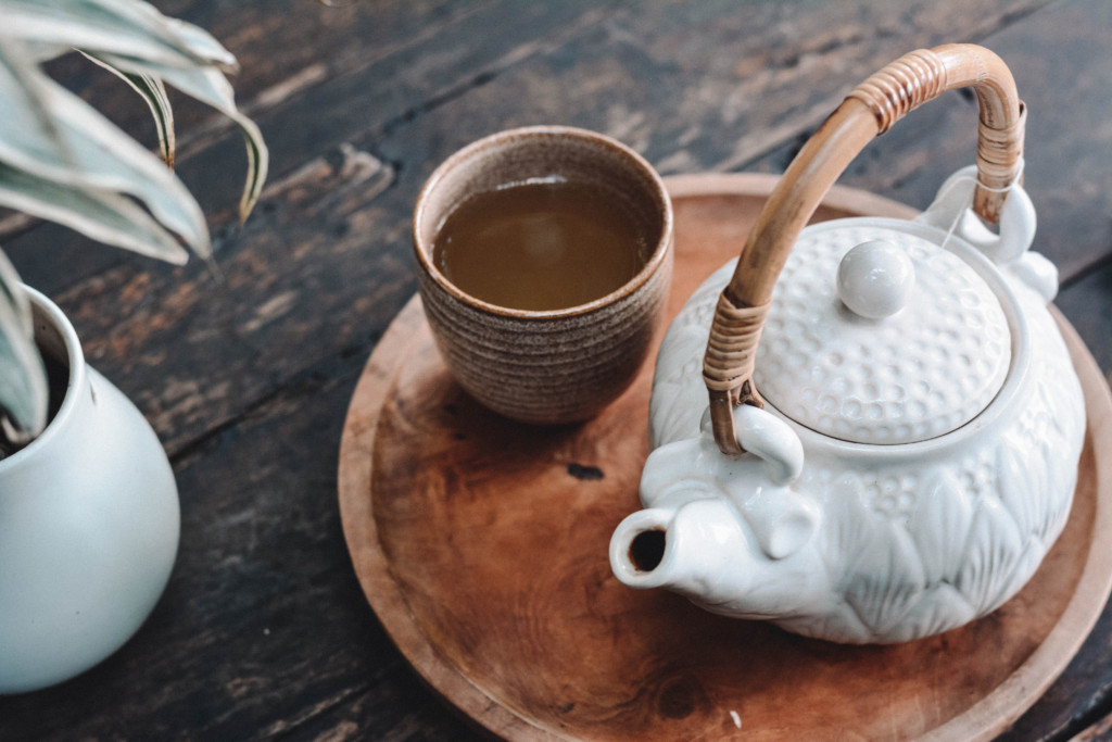Schlaflosigkeit Tasse und Kanne Tee auf Tablett