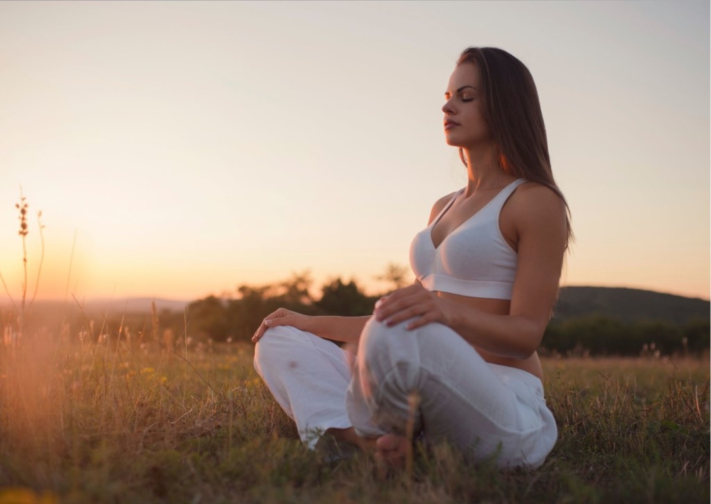 Selbstbewusstsein stärken Frau meditiert