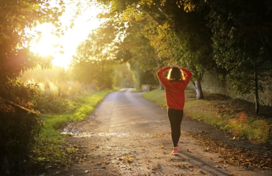 Antriebslosigkeit Frau geht im Wald spazieren